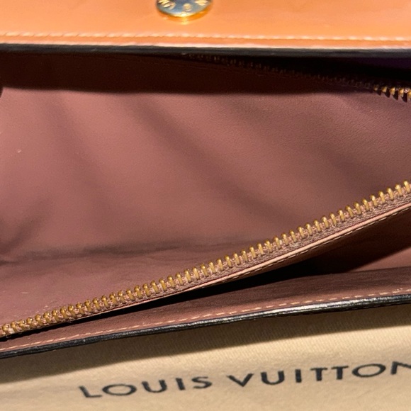 LOUIS VUITTON VERNIS MOCHA BROWN SARAH WALLET - Picture 16 of 16